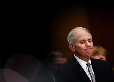 Jefe de regulador bancario de EU renuncia tras permitir cultura de acoso sexual