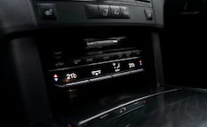 El botón de tu auto que ayuda a consumir menos gasolina en carretera