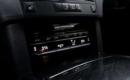 El botón de tu auto que ayuda a consumir menos gasolina en carretera