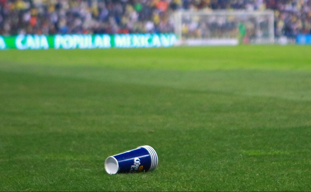 Vaso de cerveza en la cancha del Azteca - FOTO: Imago7