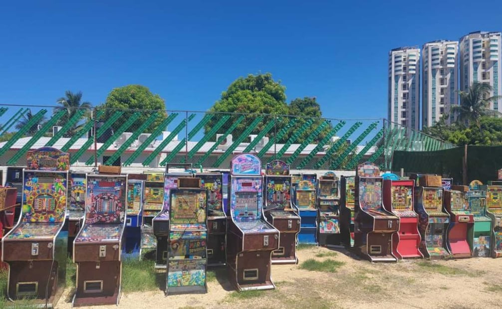 Destrucción de máquinas tragamonedas en Acapulco, Guerrero, por elementos de la Secretaría de Marina (Semar). Foto: Especial