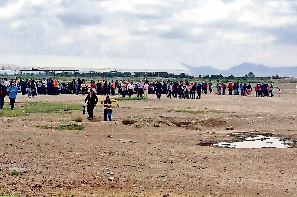 Cientos de habitantes de Chimalhuacán realizarán guardias en el terreno de manera permanente para evitar invasiones (EMILIO FERNÁNDEZ. EL UNIVERSAL)