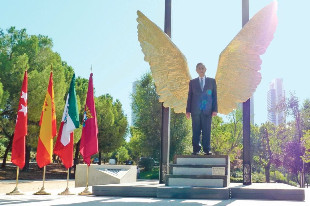 Cuauhtémoc Cárdenas, ayer en la develación de la escultura Alas de México, que fue donada a Madrid por el artista mexicano Jorge Marín (LUIS MÉNDEZ. EL UNIVERSAL)