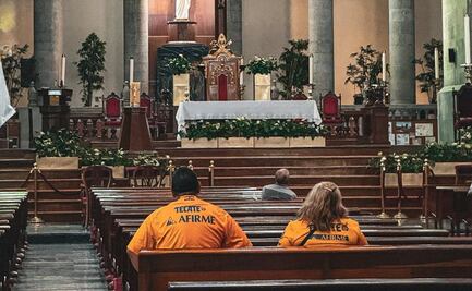 Captan a aficionados de Tigres en la Catedral de Toluca; buscan ayuda divina para llegar a la final
