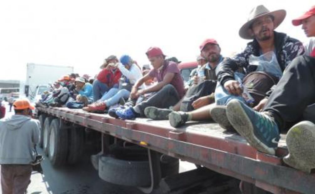 Dan "aventón" a migrantes en la autopista México-Querétaro