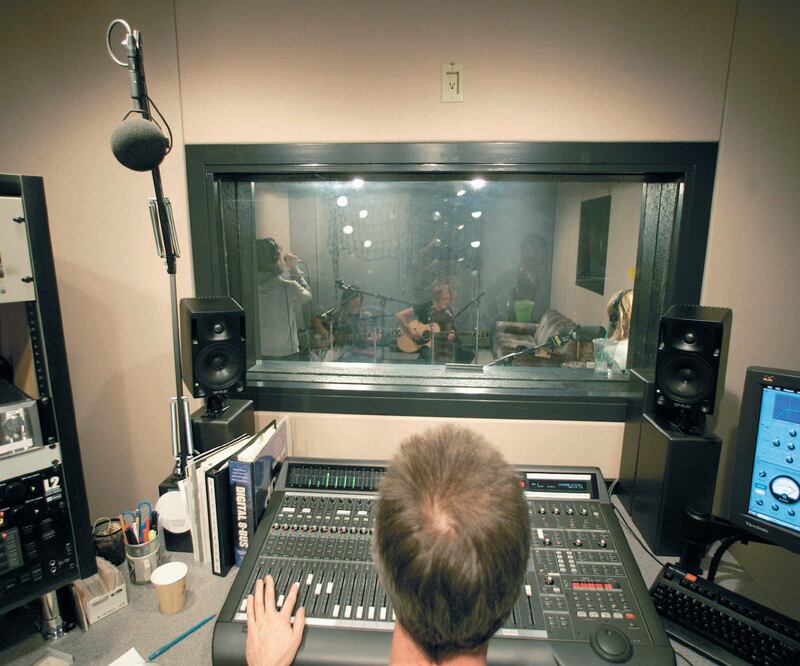 El nuevo decreto obliga a concesionarios de radio con 21 minutos diarios (previamente con pago de 35) y a los de televisión con 11 minutos de transmisión por día (antes eran 18). Foto: ARCHIVO EL UNIVERSAL