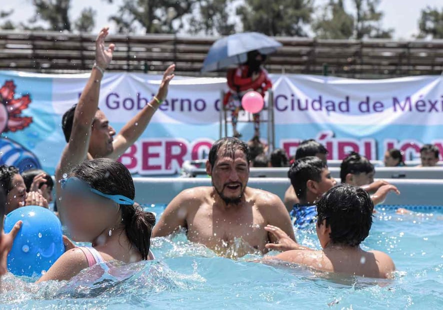 Los usuarios de las albercas disponen de una hora con 45 minutos para nadar, después deben salir del área y volver a formarse. Foto: Gabriel Pano / EL UNIVERSAL