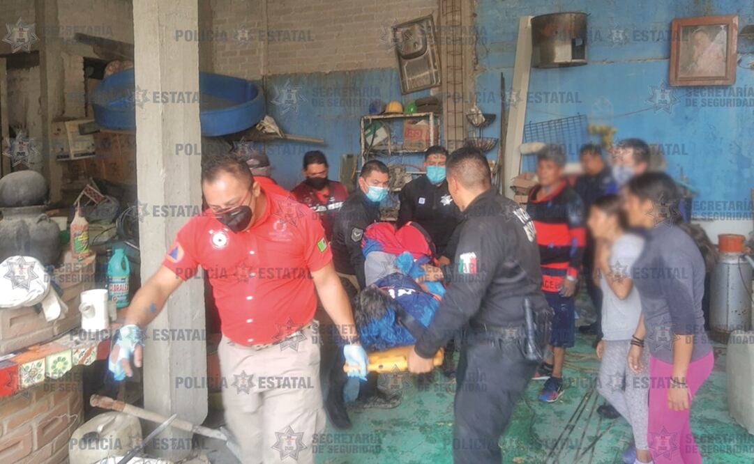 Policías tiraron una barda para sacar a los hombres. Foto: Especial