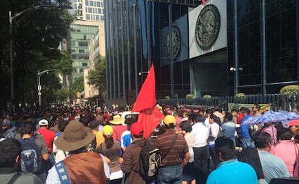 Maestros protestan en PGR