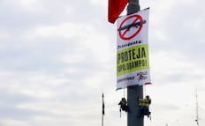 Activistas escalan el asta bandera del Zócalo; protestan contra planta de amoniaco
