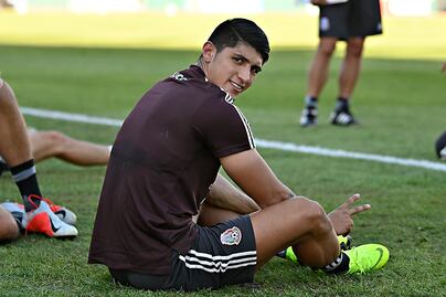Alan Pulido con Chivas o Rayados