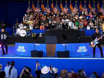 ¡Es la jefa de jefas! Tigres del Norte abren mitin de Kamala Harris en Arizona; buscan atraer voto latino