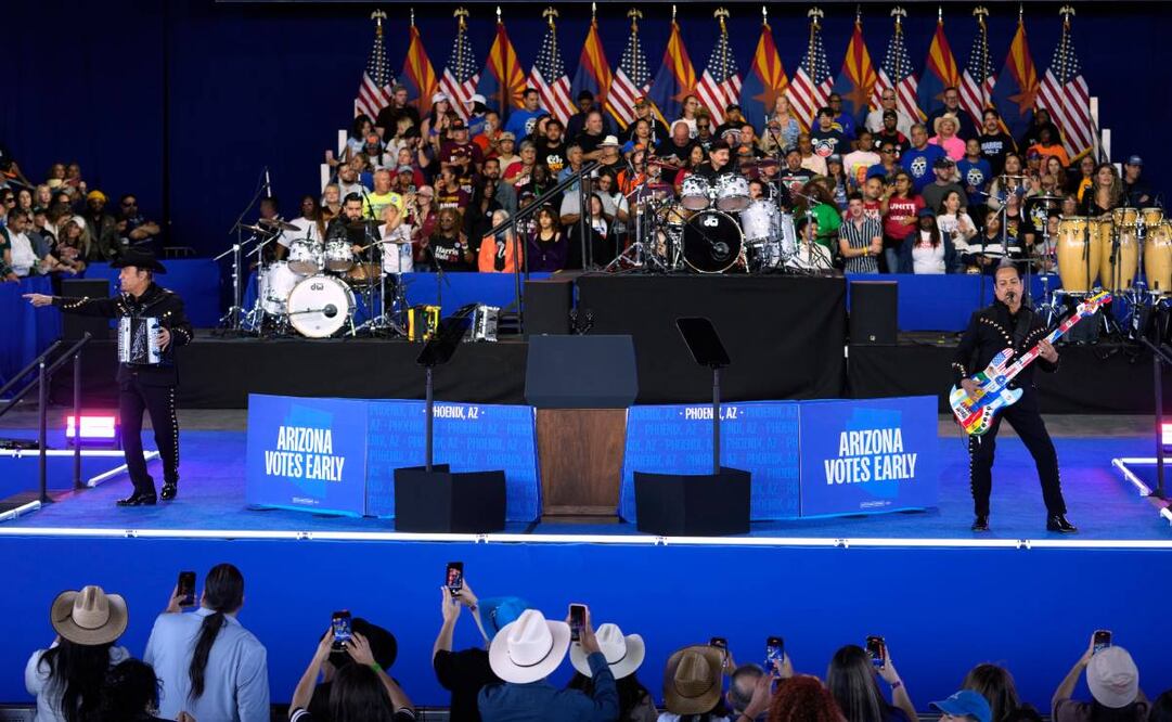 El grupo musical Los Tigres del Norte actúa en un acto de campaña de la candidata demócrata a la presidencia, la vicepresidenta Kamala Harris, en el Talking Stick Resort Amphitheatre, el jueves 31 de octubre de 2024, en Phoenix. Foto: AP