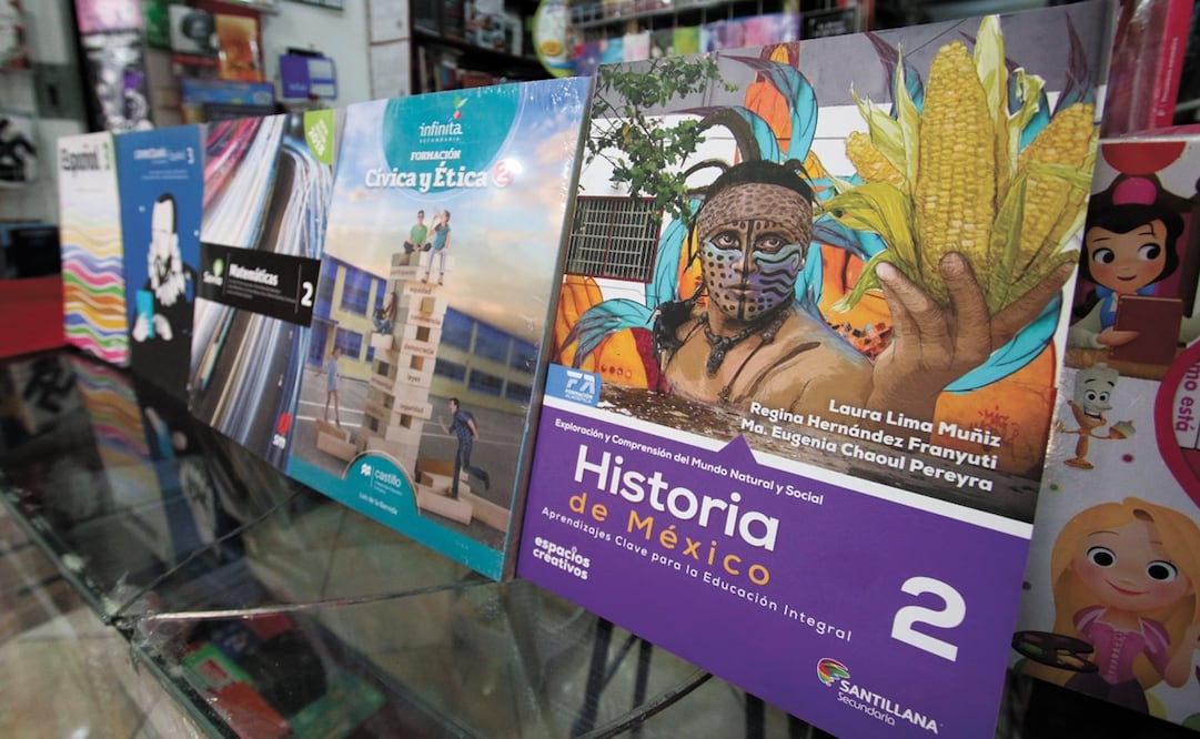 El presidente Andrés Manuel López Obrador aseguró que sería un mensaje de atraso el querer “embodegar” los nuevos libros de texto gratuitos, por ello se continuará con su distribución, pese a los amparos.  Foto: archivo/EL UNIVERSAL