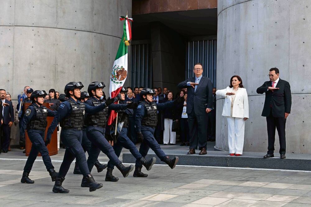La magistrada presidenta del TEPJF, Mónica Soto Fregoso, se colocó al centro del templete acompañada por sus dos compañeros magistrados Felipe de la Mata y Felipe Fuentes para el izamiento de la Bandera. Foto: Diego Simón / EL UNIVERSAL