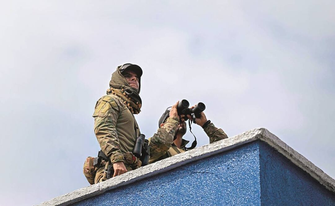 Francotiradores militares vigilan un mitin del expresidente Luiz Inacio Lula da Silva, en Río de Janeiro.Foto: Mauro Pimentel/AFP