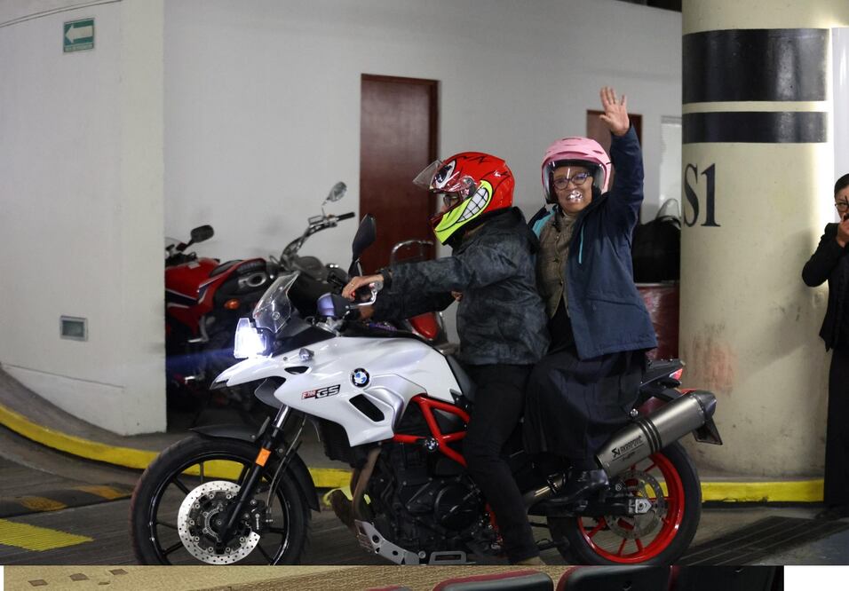 Rosa Icela Rodríguez, secretaria de Gobernación, abandona las instalaciones del Senado en moto luego de acudir a la plenaria de Morena. Foto: Diego Simón Sánchez / EL UNIVERSAL