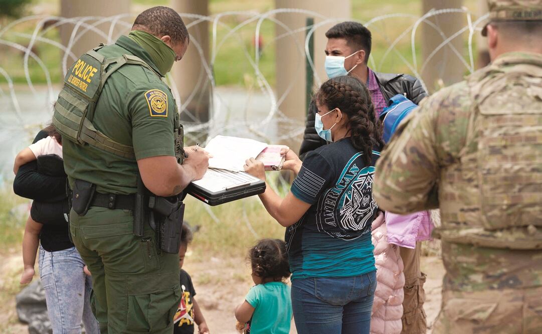 Agentes de la Patrulla Fronteriza detuvieron a migrantes en Eagle Pass, Texas, el 22 de mayo. Según la Segob, han sido repatriados 8 mil 346 migrantes de Chiapas.