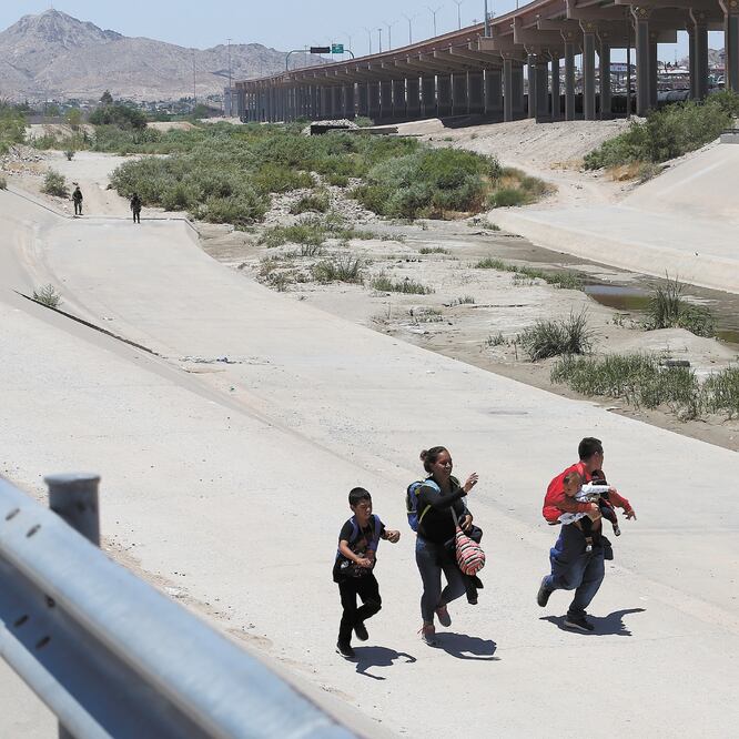 Una familia migrante huye de elementos de la Guardia Nacional mexicana, antes de cruzar de Ciudad Juárez, Chihuahua, hacia El Paso, Texas. CARLOS SANCHEZ COLUNGA. REUTERS