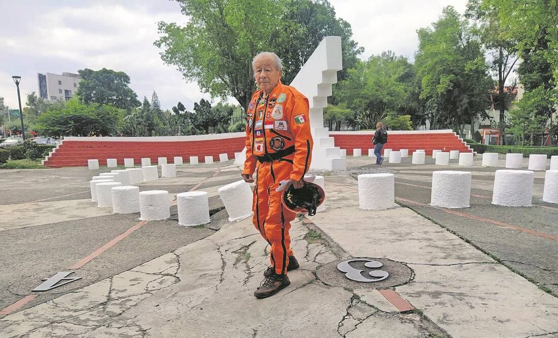 El último viaje al extranjero que realizó el rescatista, de 76 años, fue en julio de 2021, para apoyar en labores en los apartamentos en Surfside, en Florida, donde fallecieron 98 personas. Foto: Luis Carlos Rodríguez/ EL UNIVERSAL.
