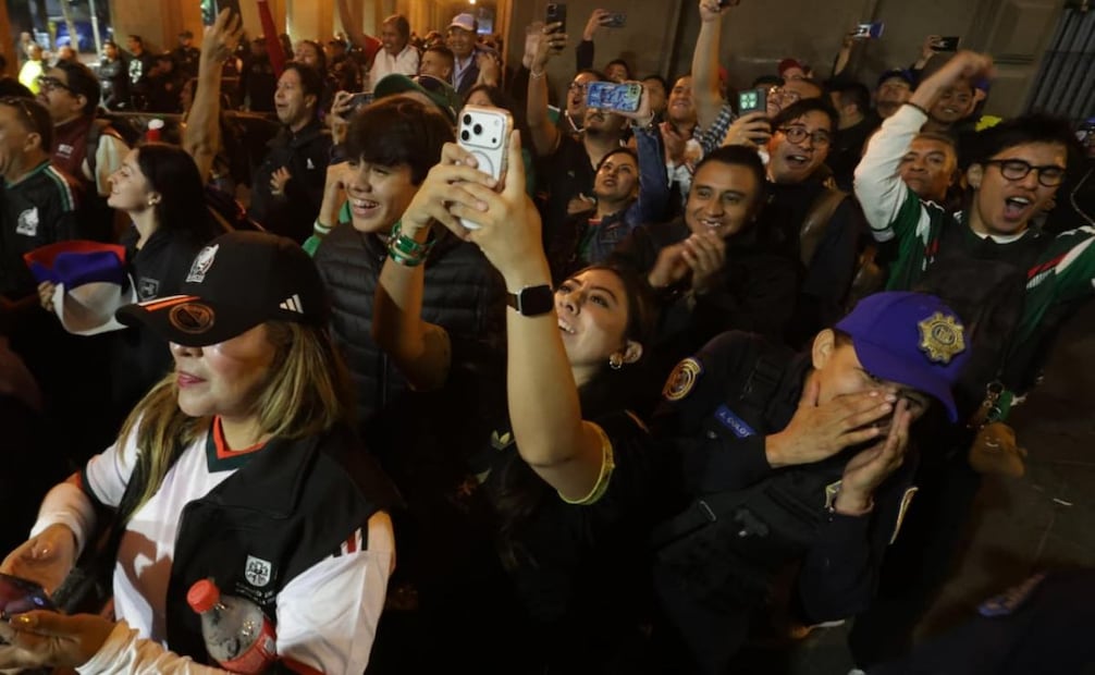 Trabajadores del gobierno de la Ciudad y Hasta policías celebraron la victoria de la selección mexicana. FOTO: Carlos Mejía / EL UNIVERSAL