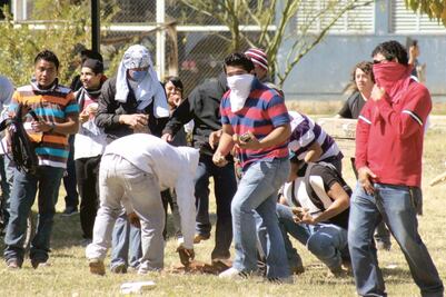 Ahorcan a universidad grupos "porriles"  
