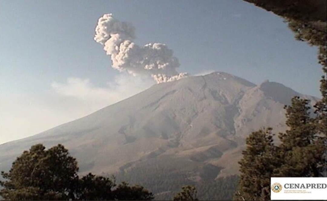 El volcán Popocatépetl tuvo una explosión a las 8:17 horas de este jueves. Foto: @PC_Estatal
