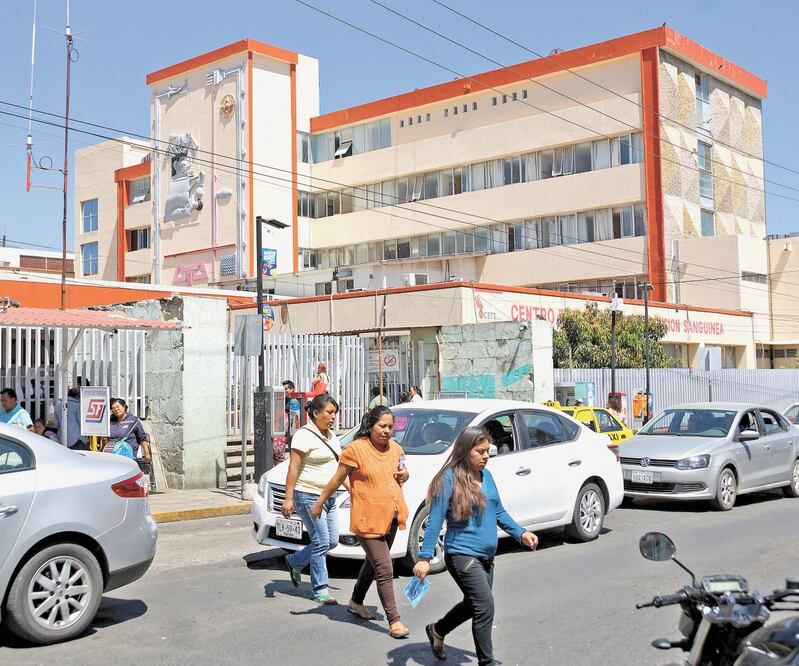 Hospital General Dr. Aurelio Valdivieso, el más importante de la capital oaxaqueña, también se ha visto afectado ante la falta del arranque del Insabi. EDWIN HERNÁNDEZ. EL UNIVERSAL