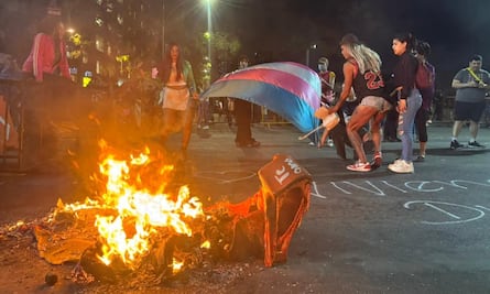 Integrantes de comunidad trans bloquean Eje Central y Avenida Juárez con barricadas incendiadas; exigen acceso a vivienda digna