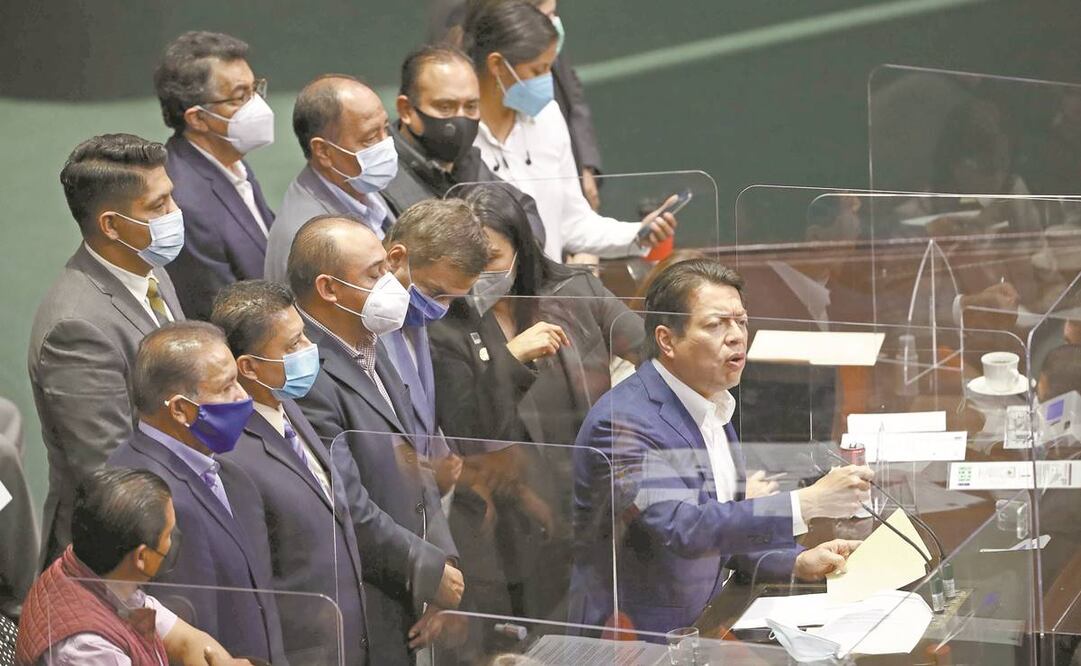 El legislador Mario Delgado, de Morena, busca que la consulta popular se realice en el marco del proceso electoral de 2021; sin embargo, la Constitución establece que debe ser el primer domingo de agosto. Foto: DIEGO SIMÓN. EL UNIVERSAL