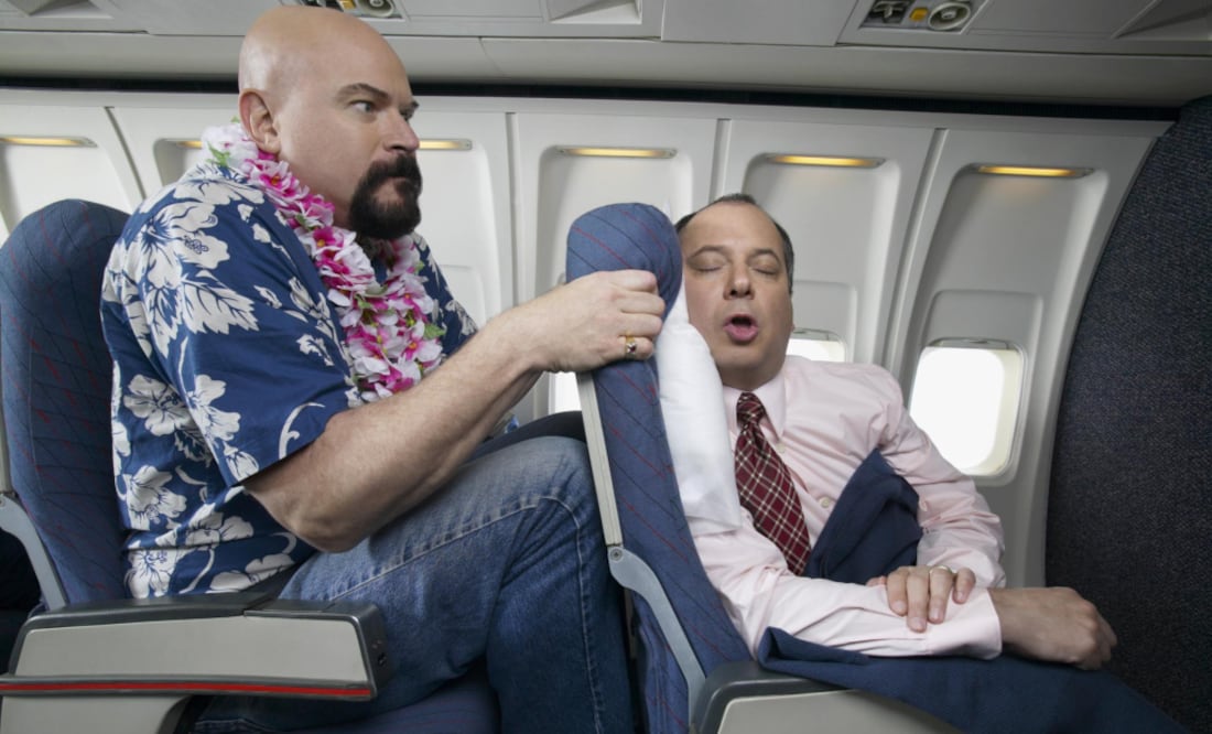El espacio en el avión ya es muy reducido. ¡No lo hagas peor para tus vecinos! (Foto: Archivo El Universal)