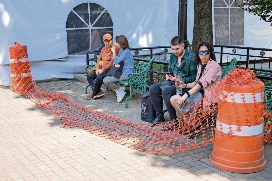 Decenas de paseantes ya usaban las bancas de color verde pese a que aún estaba cercado por obras de restauración. Foto: Santiago Cadena / EL UNIVERSAL