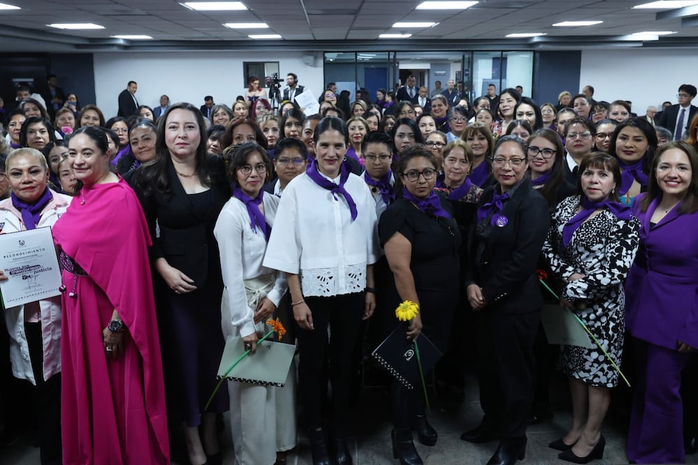Fiscalía de CDMX reconoce a 100 trabajadoras en el marco del 8M. La ceremonia fue encabezada por la fiscal, Bertha Alcalde Luján. (Foto: especial)