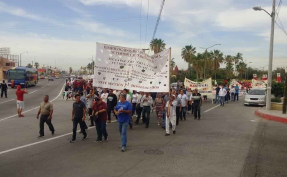 Marchan en estados con motivo al Día del Trabajo 