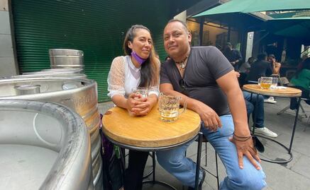 "Voy a disfrutar de esta rica cerveza y la hermosa compañía de mi novia", capitalinos abarrotan restaurantes de la CDMX