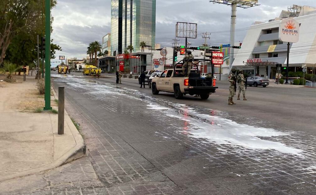 Pipa de gasolina choca contra un poste de luz y una parada de camiones (19/11/2025). Foto: Amalia Escobar / EL UNIVERSAL