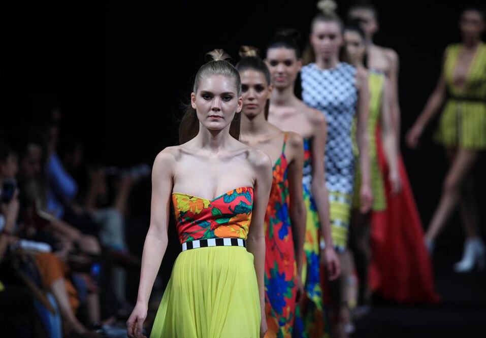 Modelos lucen prendas de la colección primavera-verano 2017 del diseñador mexicano David Salomón, martes 11 de octubre de 2016, en el segundo día de la Semana de la Moda en Ciudad de México