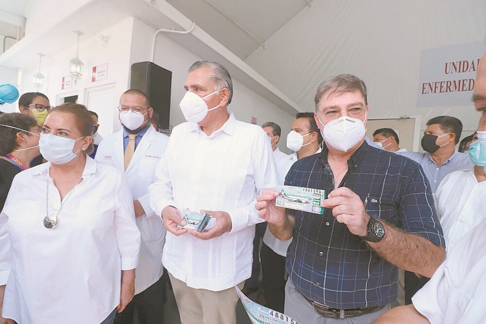 El gobernador (centro) obsequió boletos al director General del ISSET, Fernando Mayans Canabal (der.). Foto: ESPECIAL