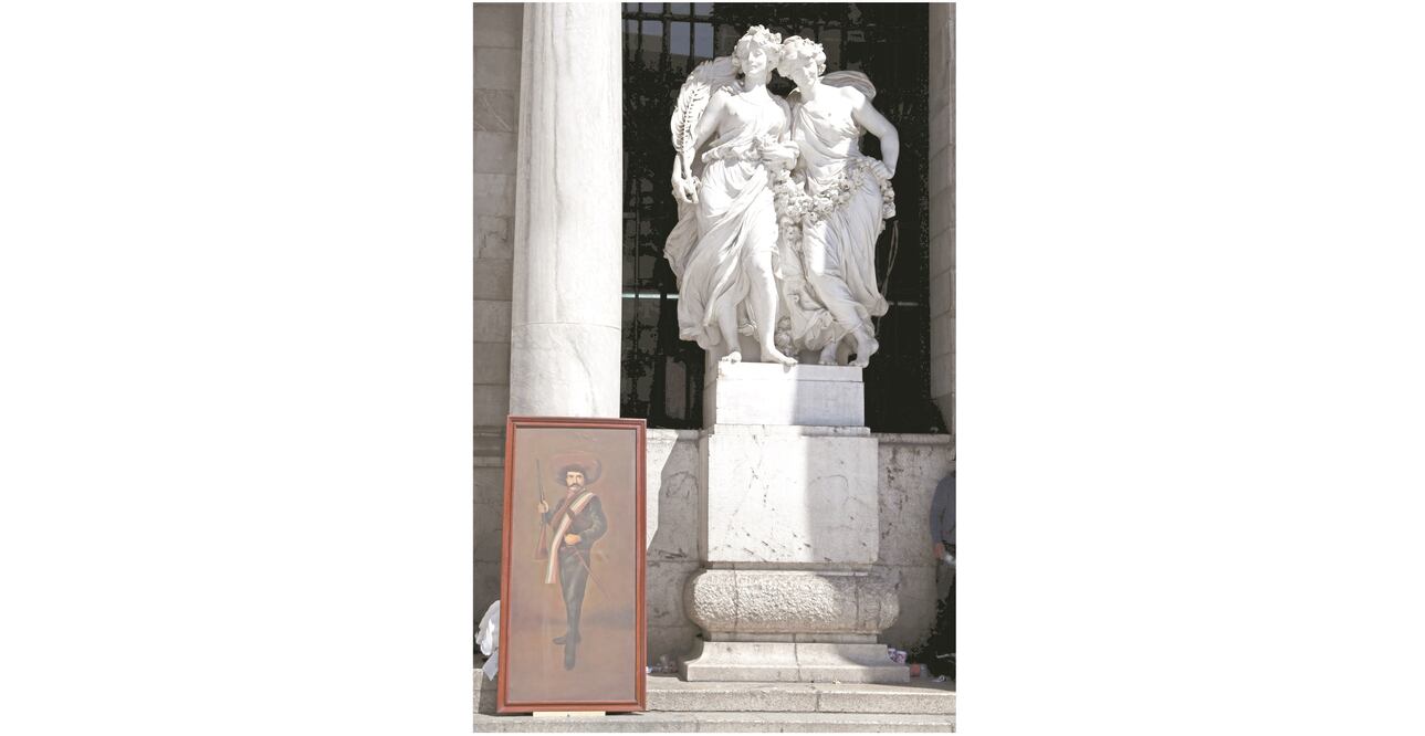 Militantes de la UNTA exhibieron y ofertaron productos a la entrada del Palacio de Bellas Artes. Fotos: DIEGO SIMÓN. EL UNIVERSAL