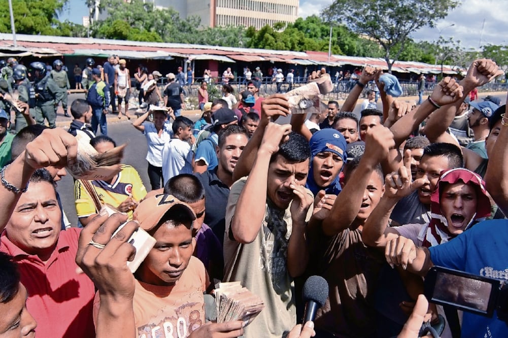 Un grupo de personas protestaron ayer en el centro y las inmediaciones del Banco Central de Venezuela, en la ciudad de Maracaibo (HUMBERTO MATHEUS. EFE)