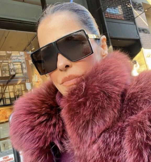 Pants con botas y abrigo, el look de Martha Debayle