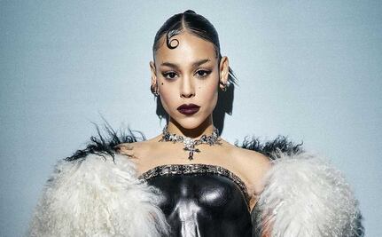 Danna Paola impacta en total look efecto piel con microfalda