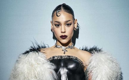 Danna Paola impacta en total look efecto piel con microfalda