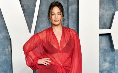 Ashley Graham presume su figura curvilínea en vestido rojo y se “roba” las miradas 