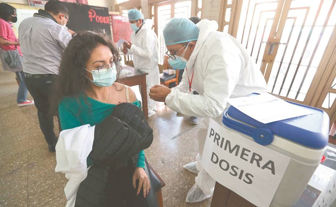 El mundo entero aplica vacunas desarrolladas por los científicos. Foto: Archivo/ El Universal.