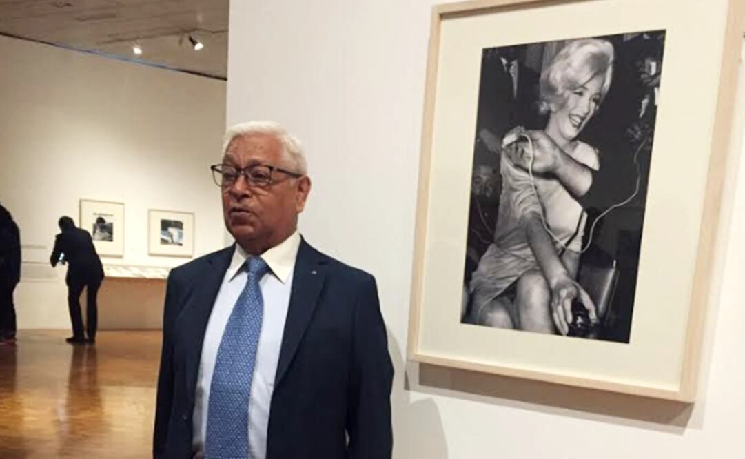 El fotógrafo Antonio Caballero posa frente a la imagen que tomó de Marilyn Monroe. Foto: Sonia Sierra / EL UNIVERSAL