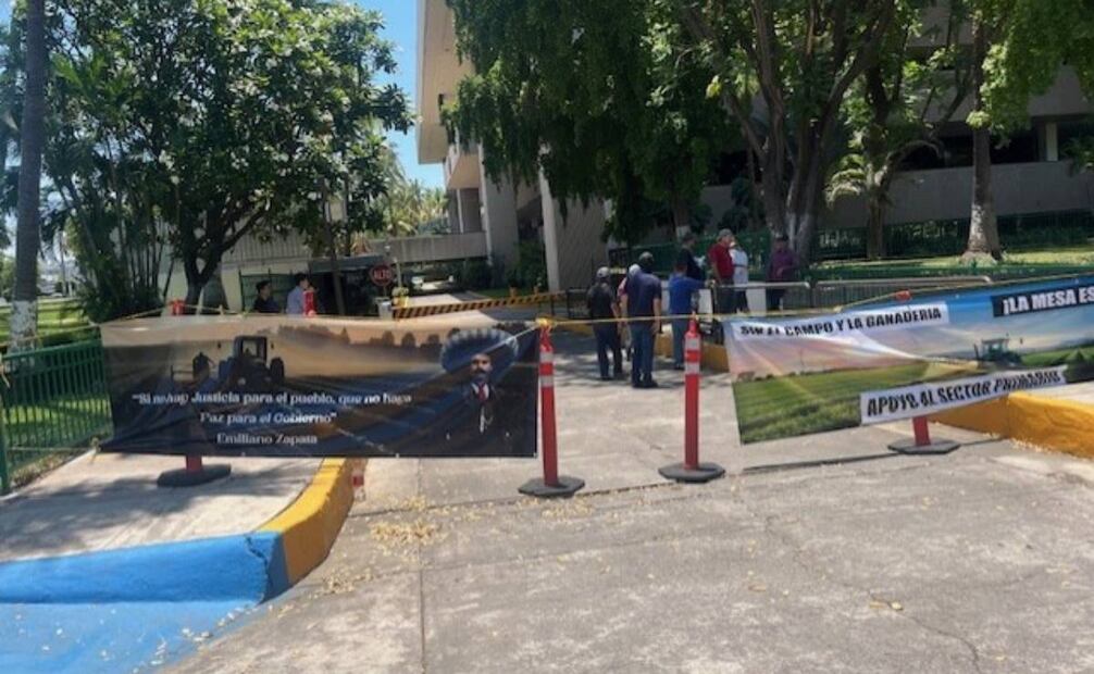 Todos los escasos trámites que aun se realizan en el edificio principal del Poder Ejecutivo, están suspendidos, al impedir el ingreso de los funcionarios y empleados que cubren las guardias.
(25/07/25)Foto: Javier Cabrera Martínez