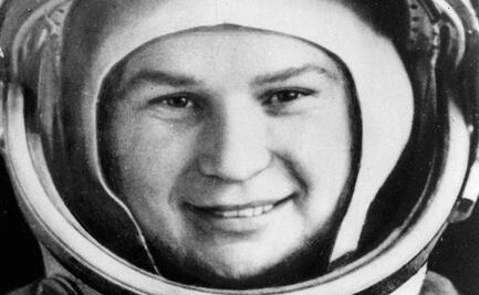 Primera mujer cosmonauta de la historia se vacuna contra el Covid-19