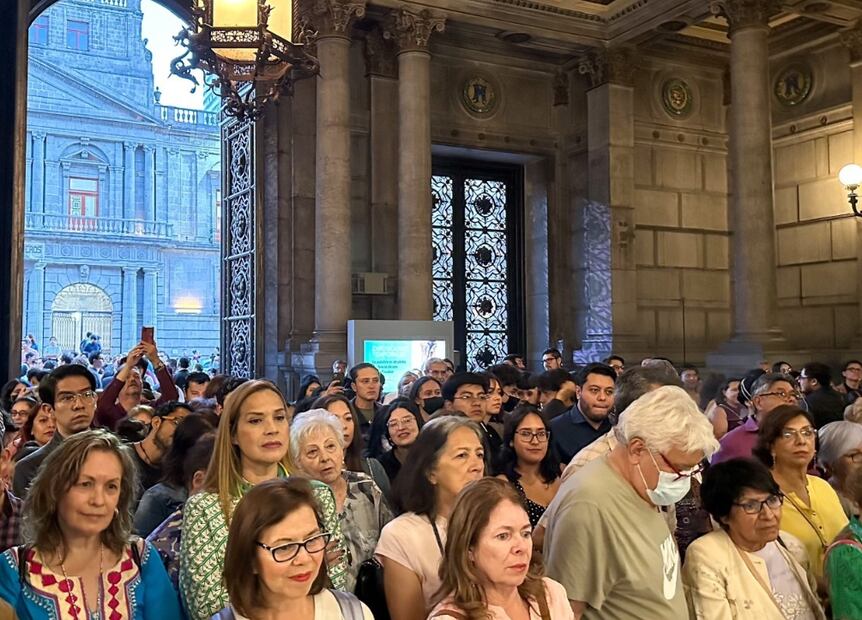 Asistentes en el Munal presenciando la exposición "Monet. Luces del Impresionismo”. Foto: MUNAL