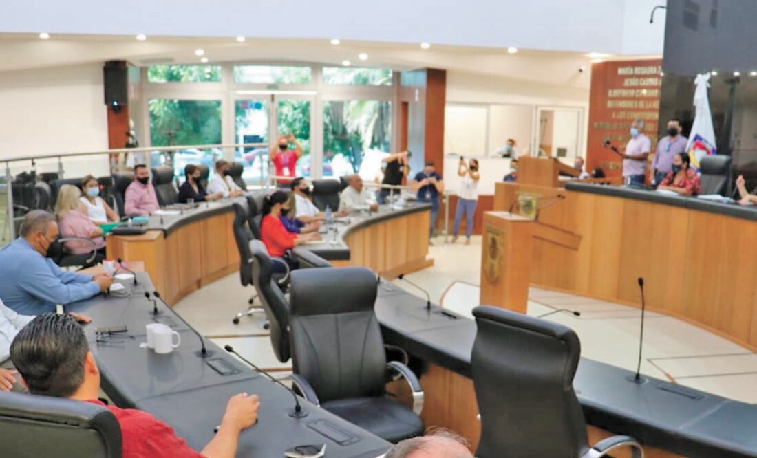 Diputados de Morena y el PT votaron a favor de revocar el juicio político y reinstalar a sus homólogos. ESPECIAL